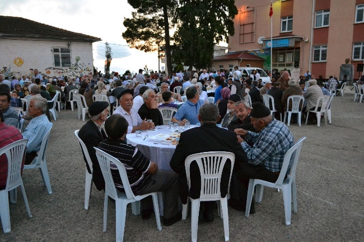 AK Parti İlçe Başkanlığı\'ndan İftar Yemeği