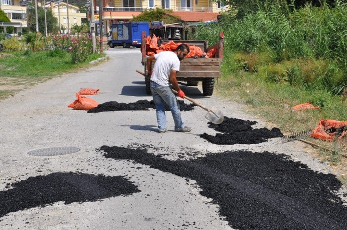 Akçay\'da Asfalt Yollara Bakım Yapılıyor