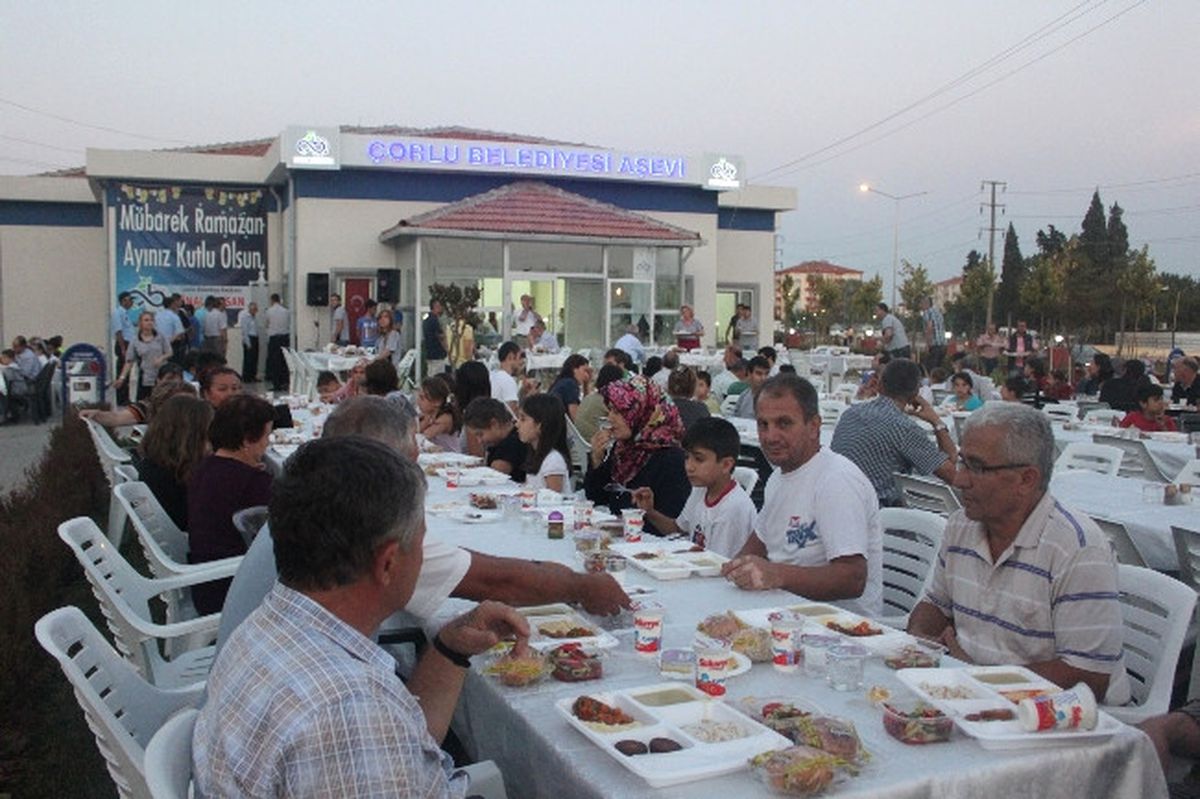 AŞ Evinde Her Akşam Bir Hayırseverden İftar