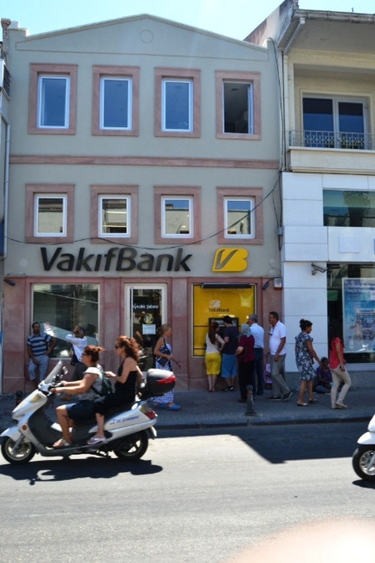 Ayvalık\'ta Vakıfbank Yenilendi
