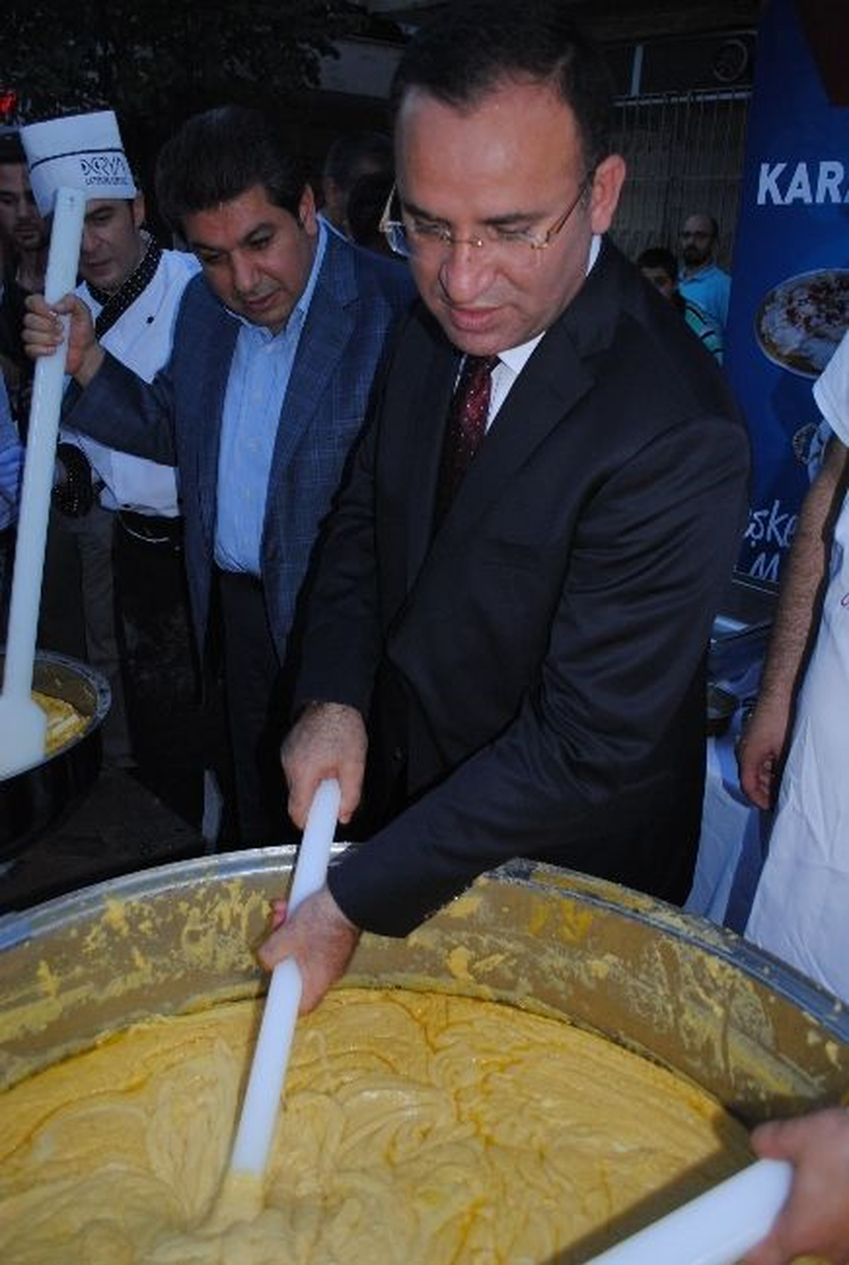 Başbakan Yardımcısı Bozdağ Kardeşlik Aşını Pişirdi