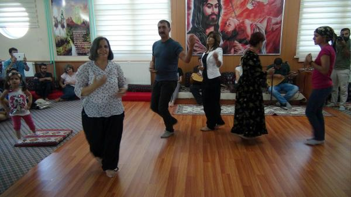 BDP\'li Kışanak, Cemevinde Saf Tutup Semah Döndü