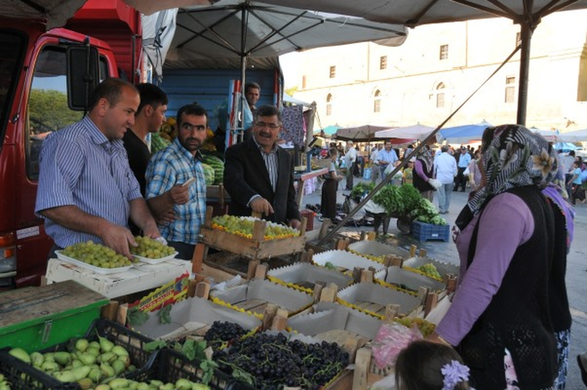 Belediye Başkanı Faruk Akdoğan\'dan Pazar Ziyareti