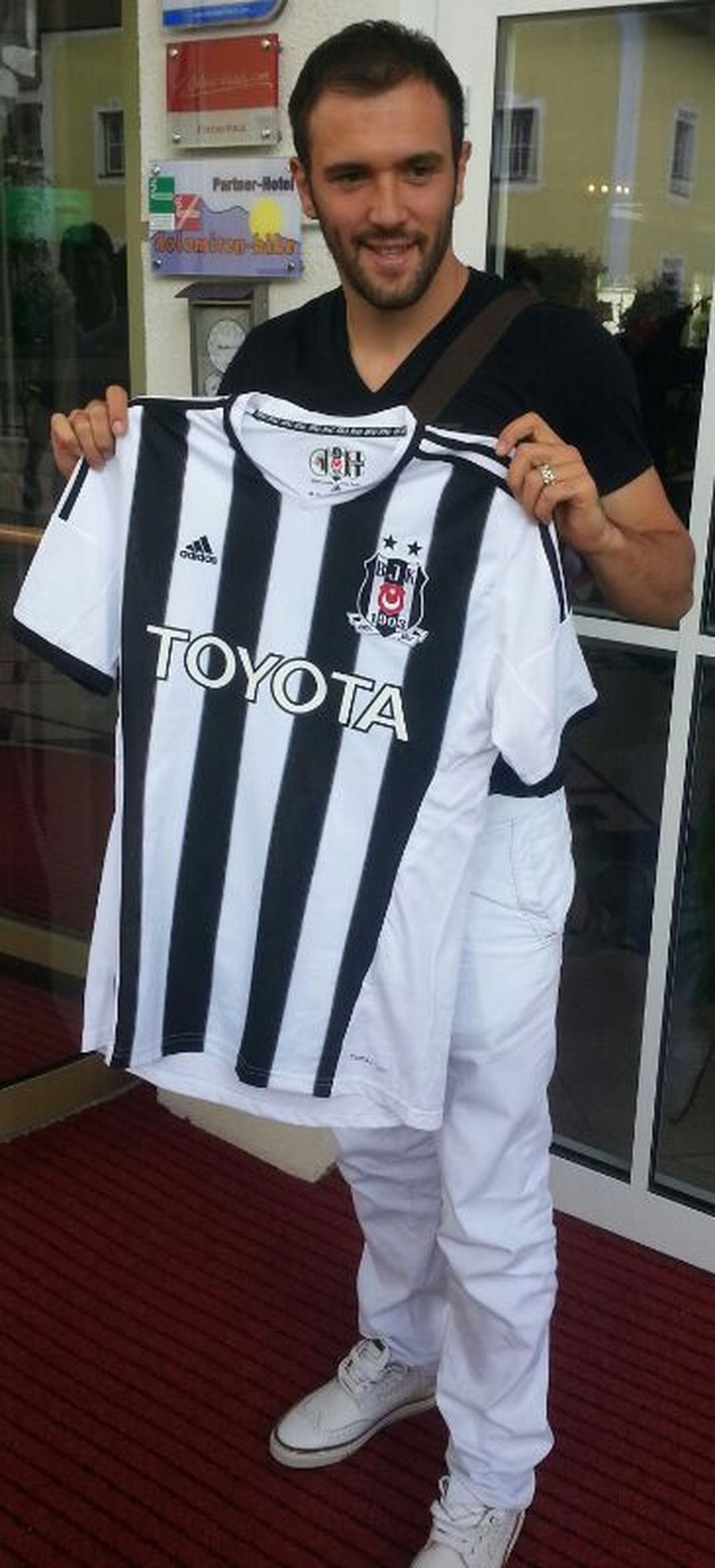 Beşiktaş\'ın Yeni Transferi Serdar Kurtuluş2009\'da Beşiktaş\'tan Ayrıldığımda Çok Üzülmüştüm