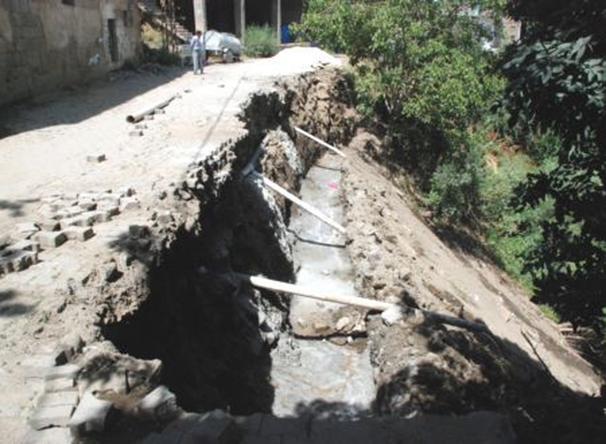 Bitlis\'te Çöken Yol Onarılıyor
