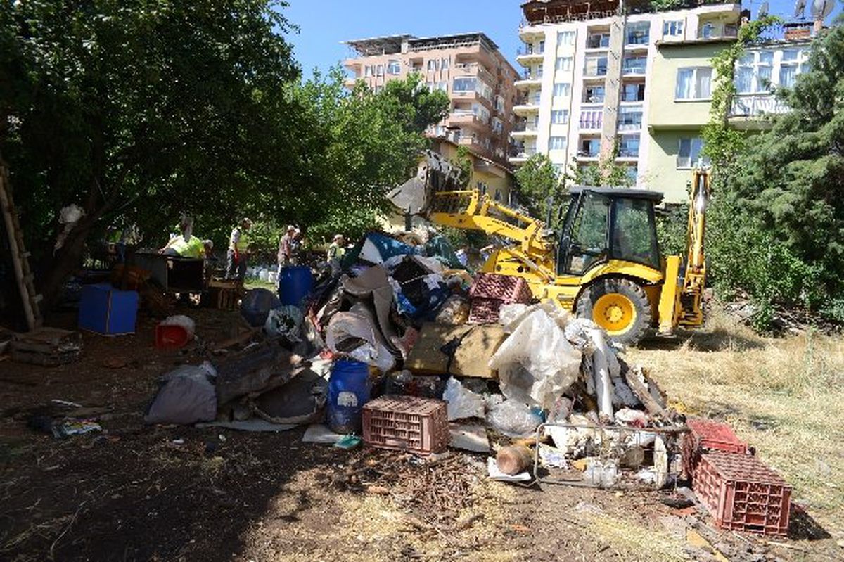 Bu Evden 3 Kamyon Çöp Çıkarıldı