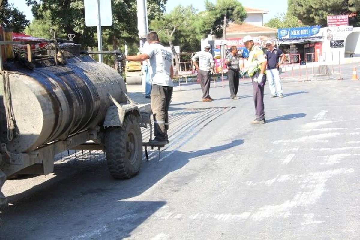 Burhaniye\'de Ören Yolu Asfaltlanıyor