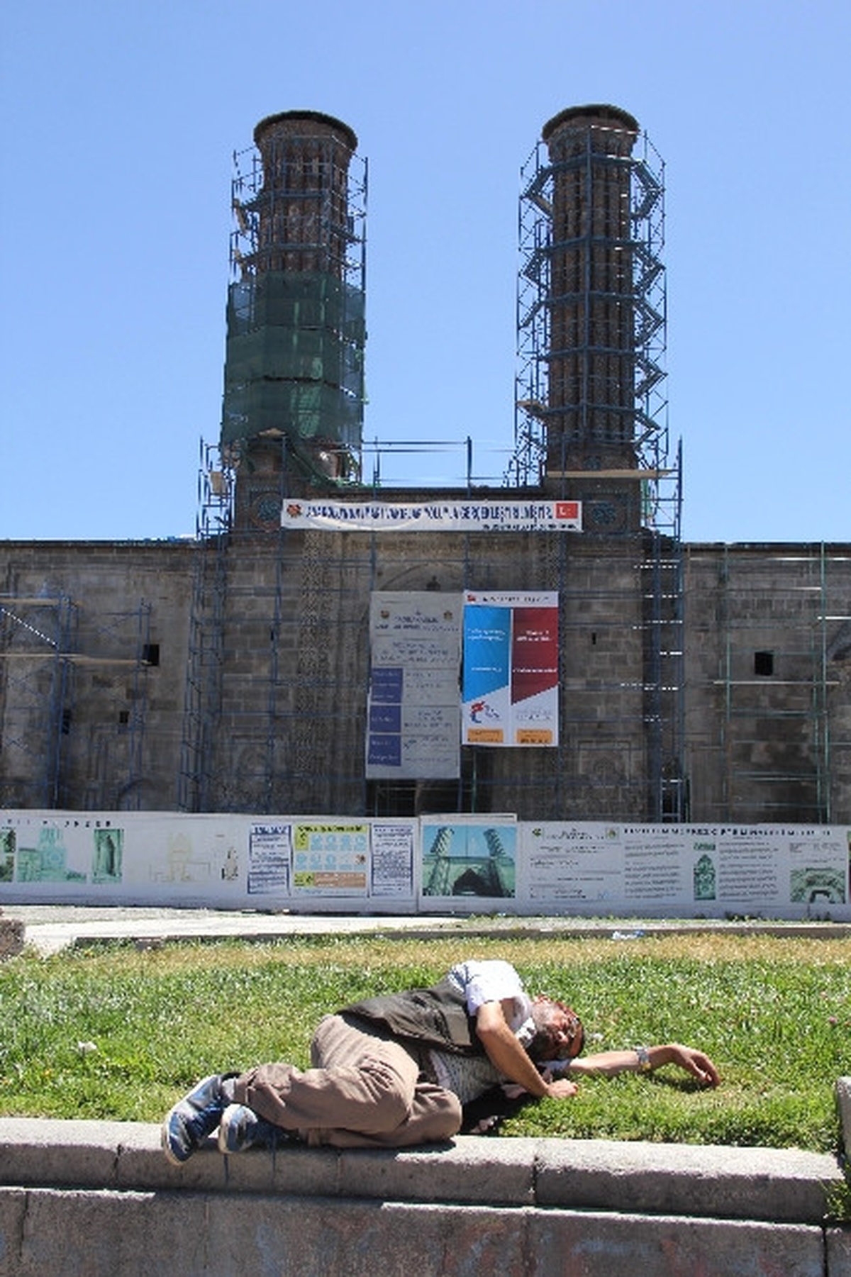 Çifte Minareli Medrese Önünde Uyku Keyfi