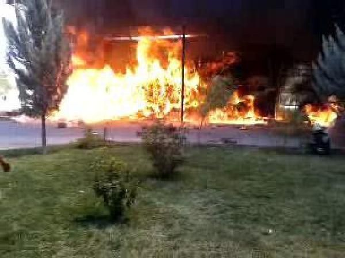 Kepçe ile Duvar Yıkılarak Yangına Müdahale Edildi