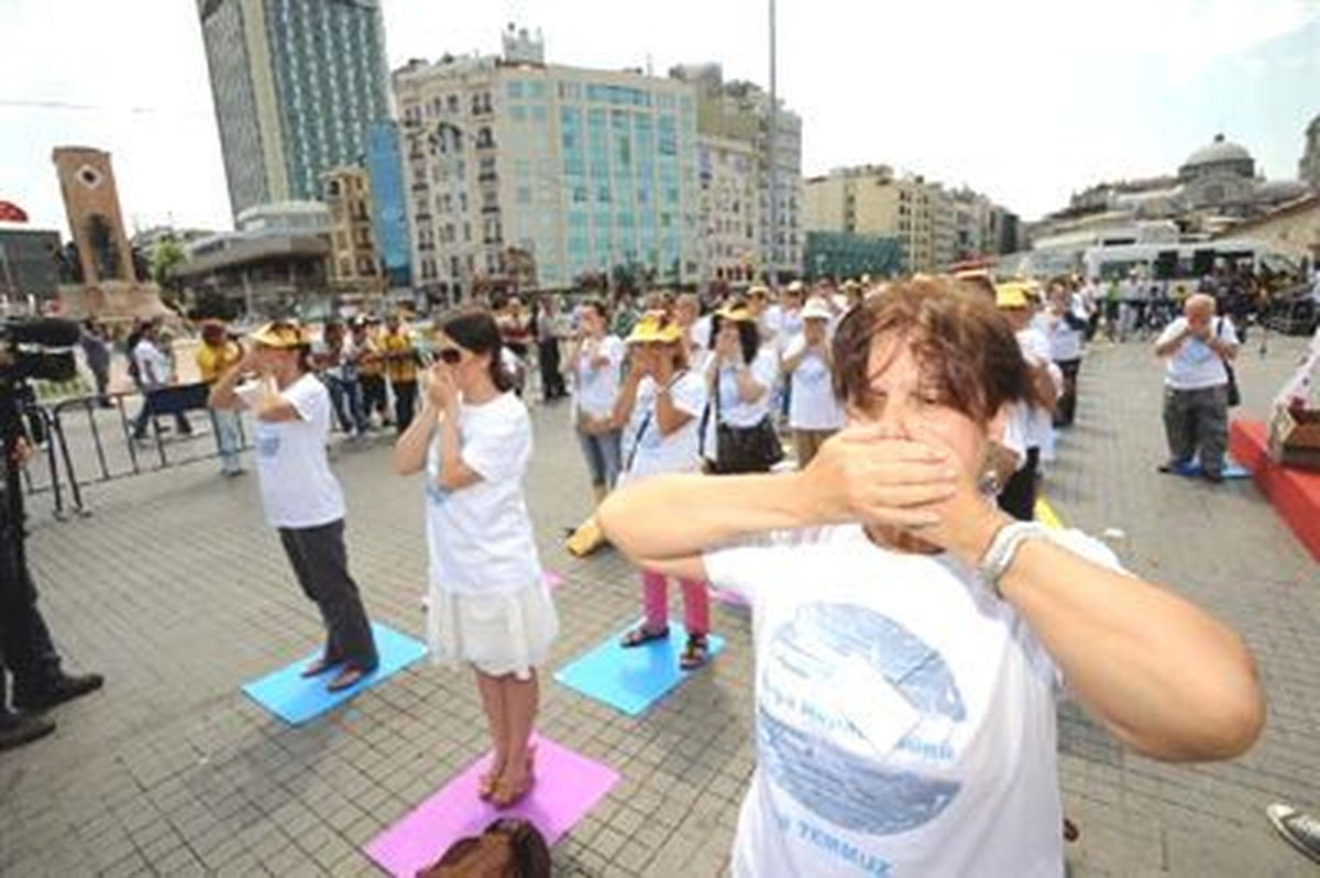Dünya Hepatit Günü\'nde "Üç Maymun" Temalı Etkinlik