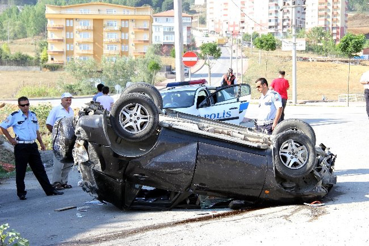 Ehliyetsiz Sürücü Otomobil ile Takla Attı: 3 Yaralı