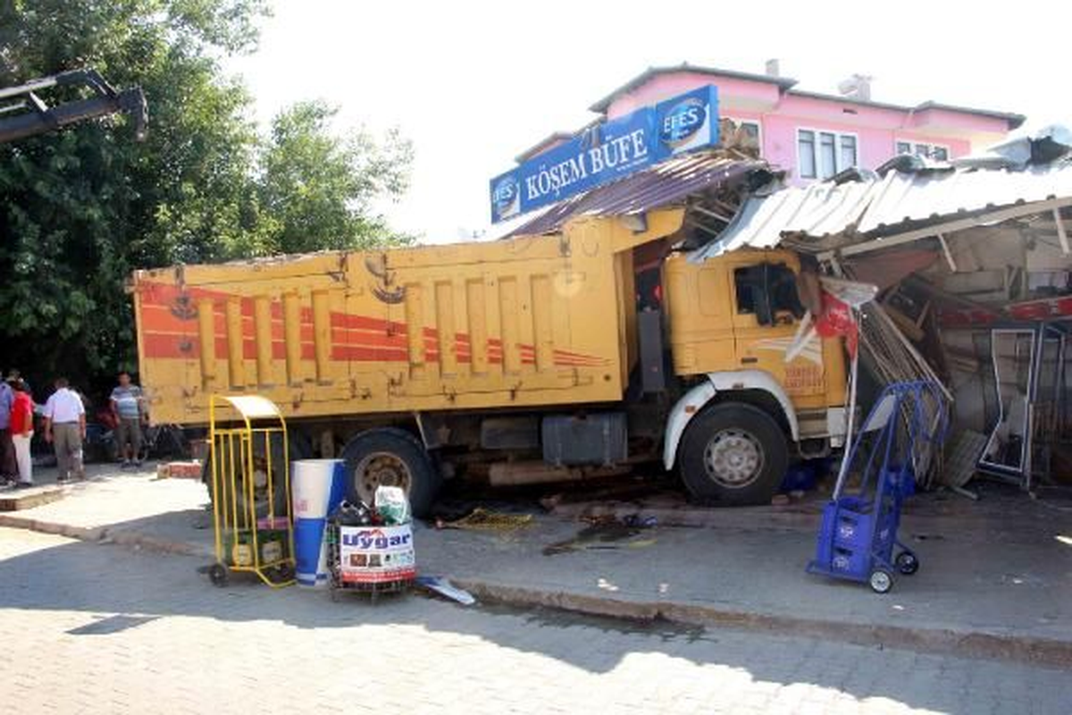 El freni çekilmedi, markete girdi