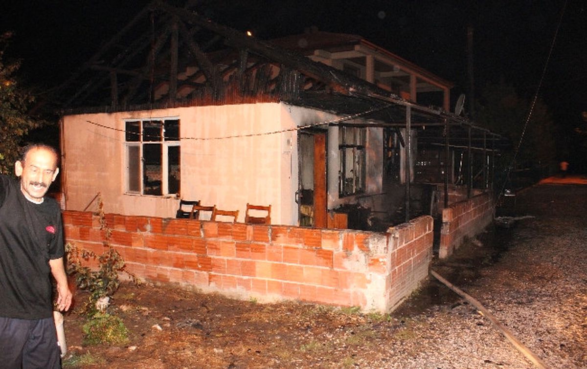 Elektrik Kontağından Çıkan Yangın Bir Evi Kullanılamaz Hale Getirdi