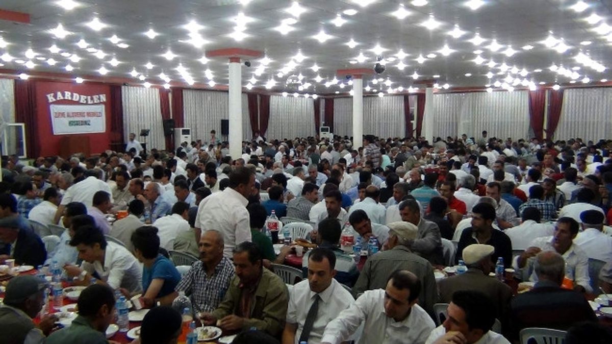 Erciş\'te Zirve Avm\'den 2 Bin Kişiye İftar Yemeği