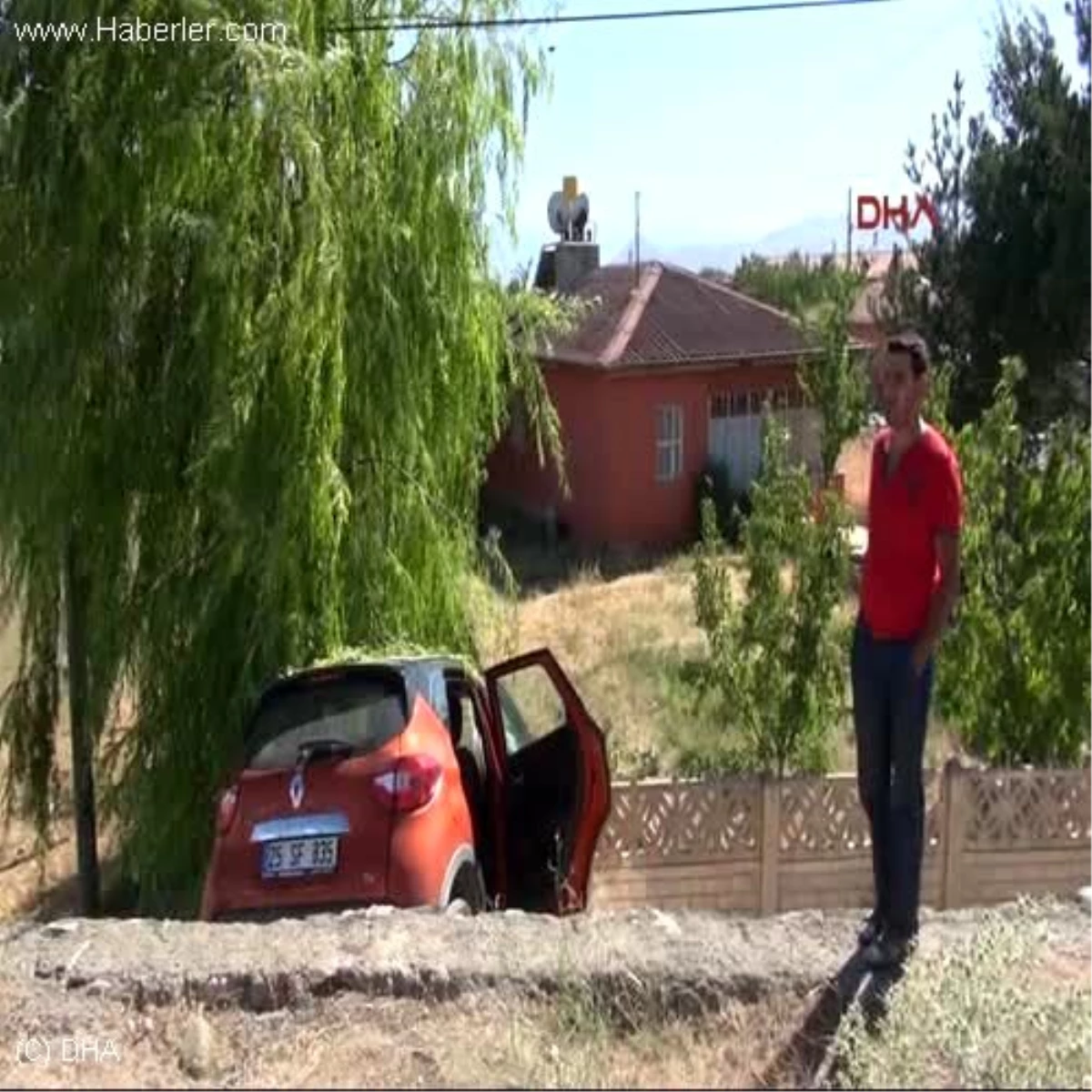 Erzincan Sıkıştırılan Kadın Sürücü, Otomobille Bahçeye Uçtu