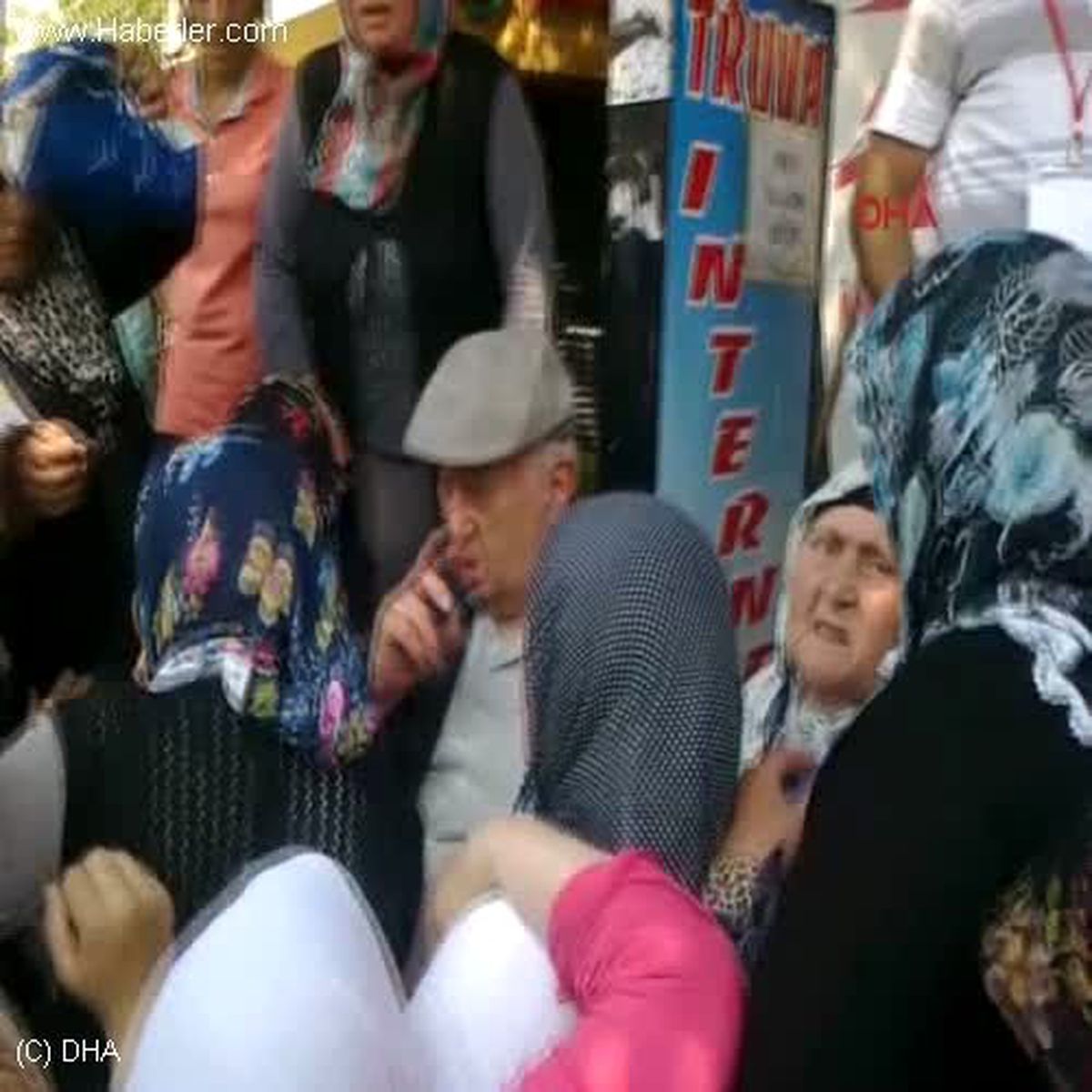 Eyüp Sultan\'da "Para Dağıtan Adam" İzdihama Yol Açtı