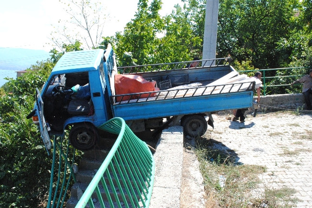 Freni Patlayan Kamyon İstinat Duvarına Asılı Kaldı