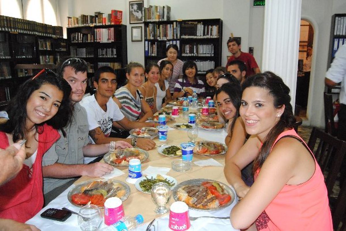 Gönüllü Yabancı Öğrenciler İzmir Ödemiş\'i Temizleyecek