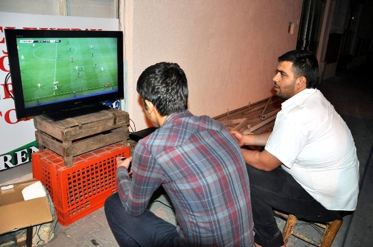 İftar Sonrası Sokakta Playstation Keyfi