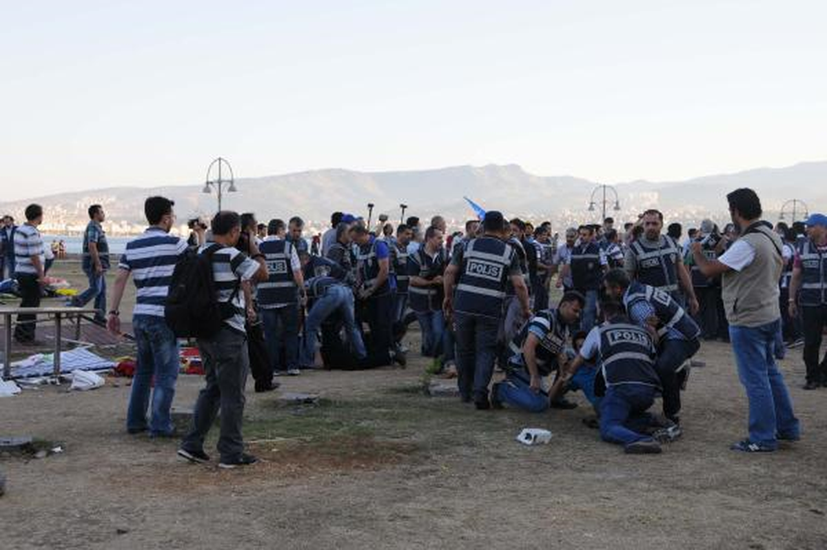 İzmir\'de 8 Bin Polise 4 Maaş İkramiye