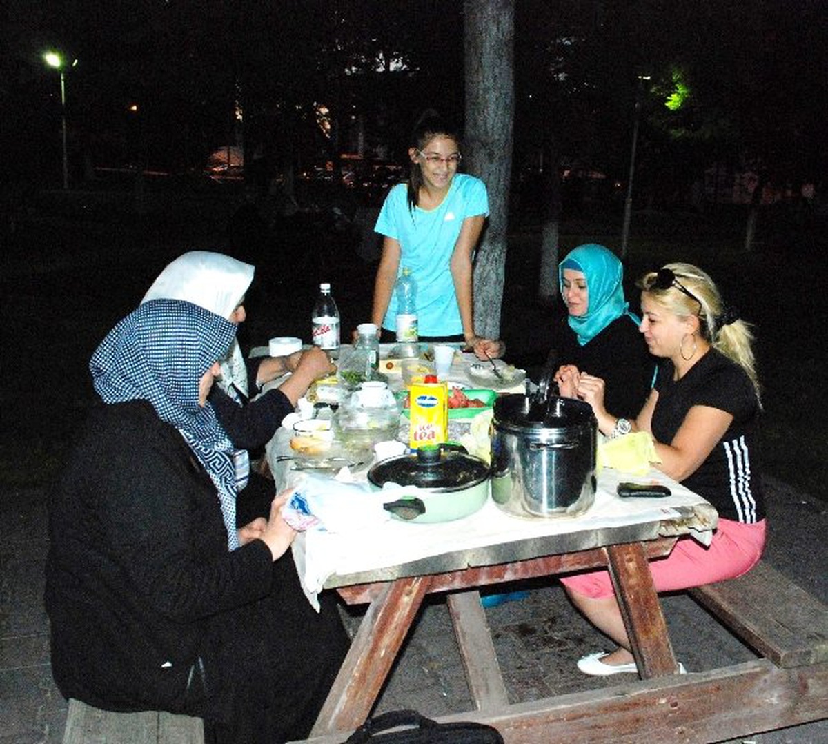 Melikgazi\'de Vatandaşlar İftar Saatinde Parkları Tercih Ediyor