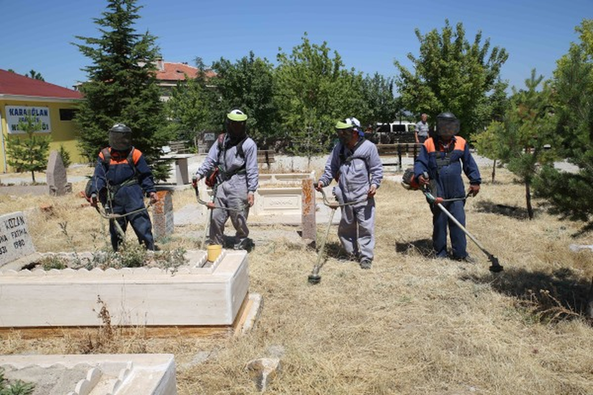 Mezarlıklar Bayrama Hazır