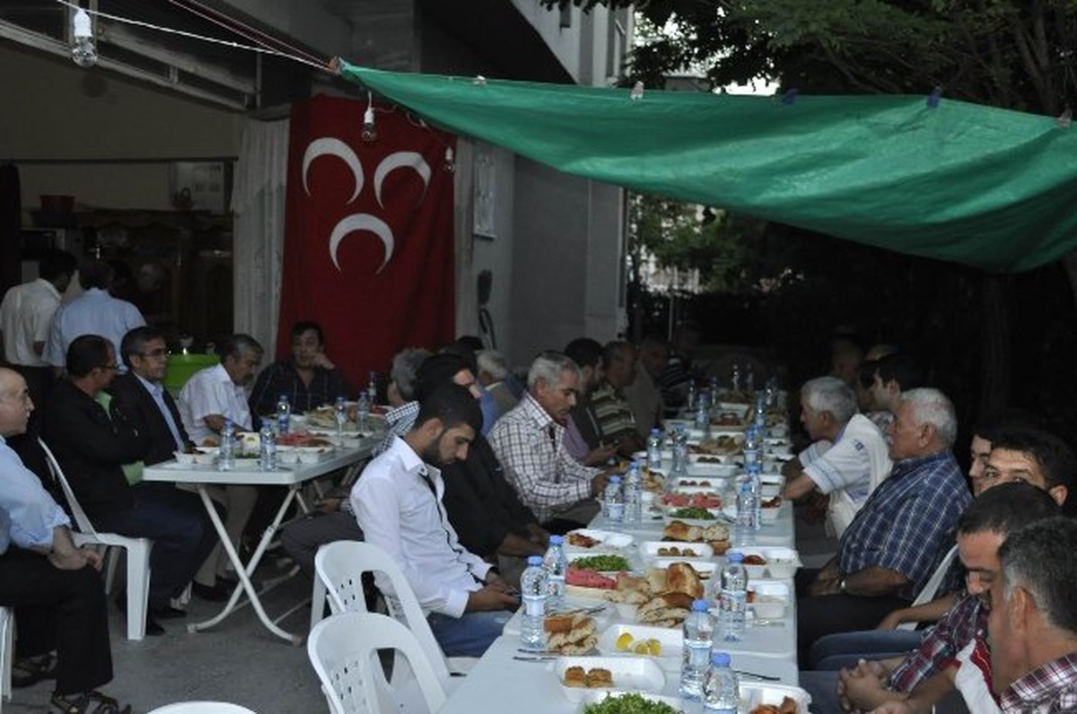 MHP Melikgazi Yönetimi Yeniköy Mahallesinde İftar Yemeği Verdi