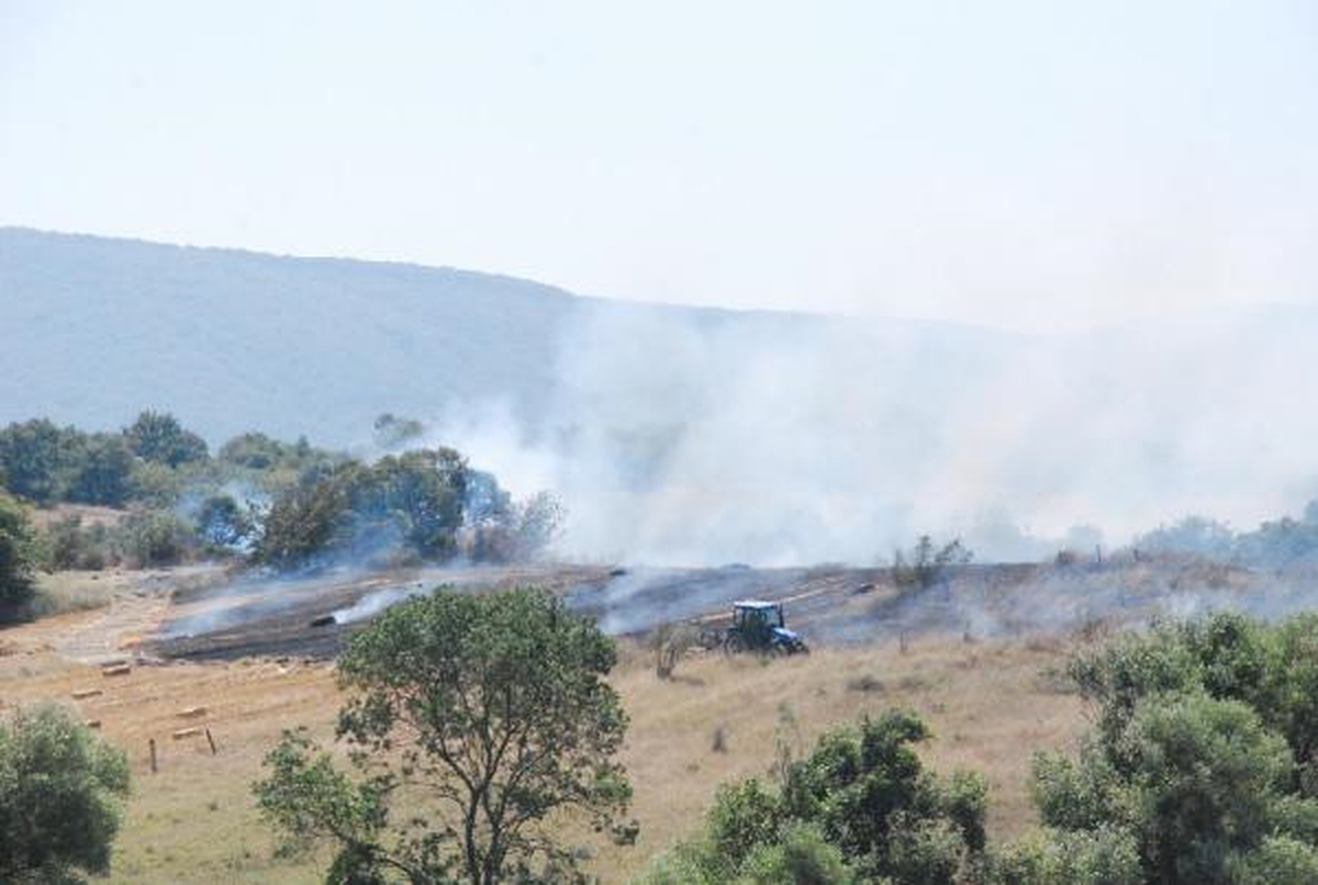 Mustafakemalpaşa\'da Tarım Arazisinde Yangın