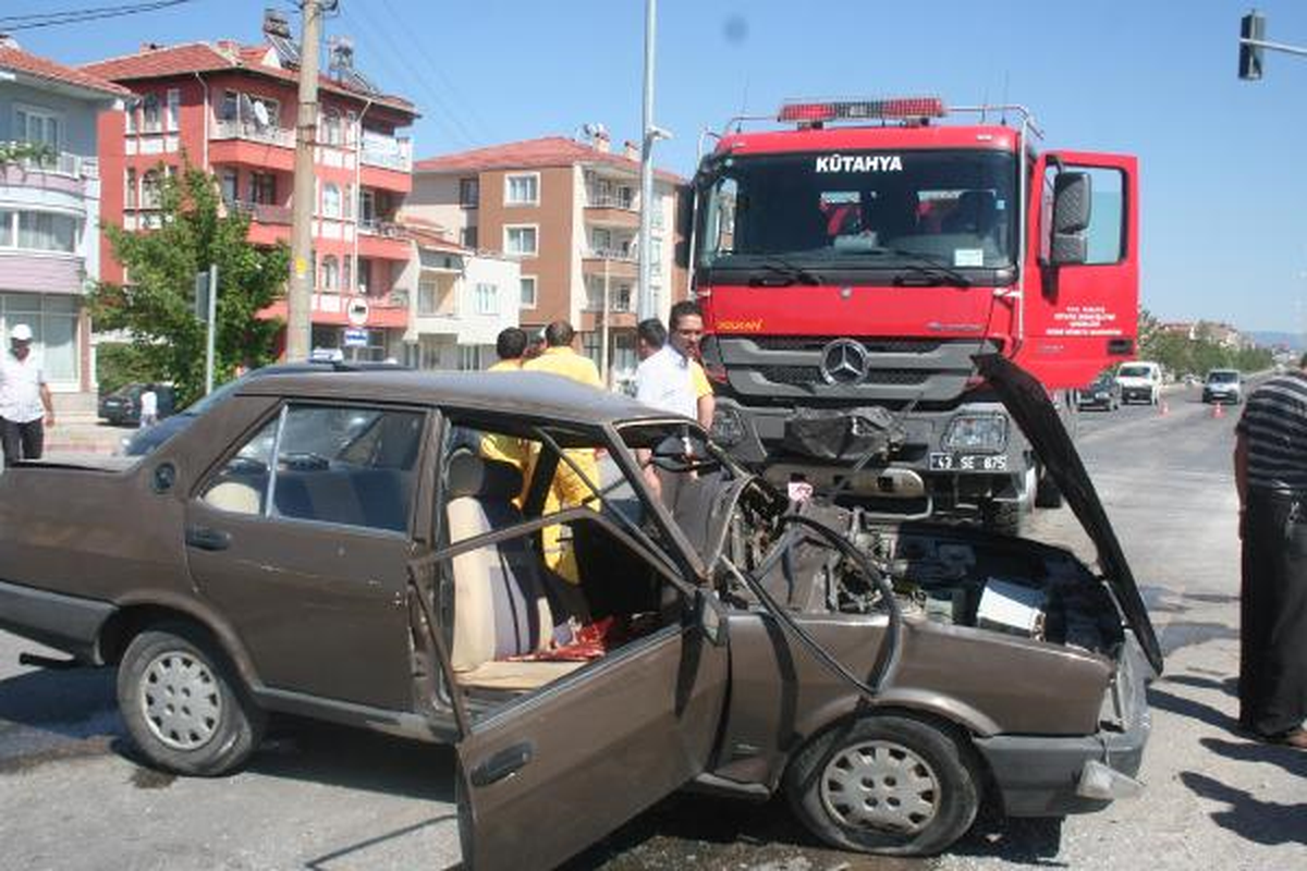 Arazöz Otomobile Çarptı: 1 Ölü, 1 Yaralı