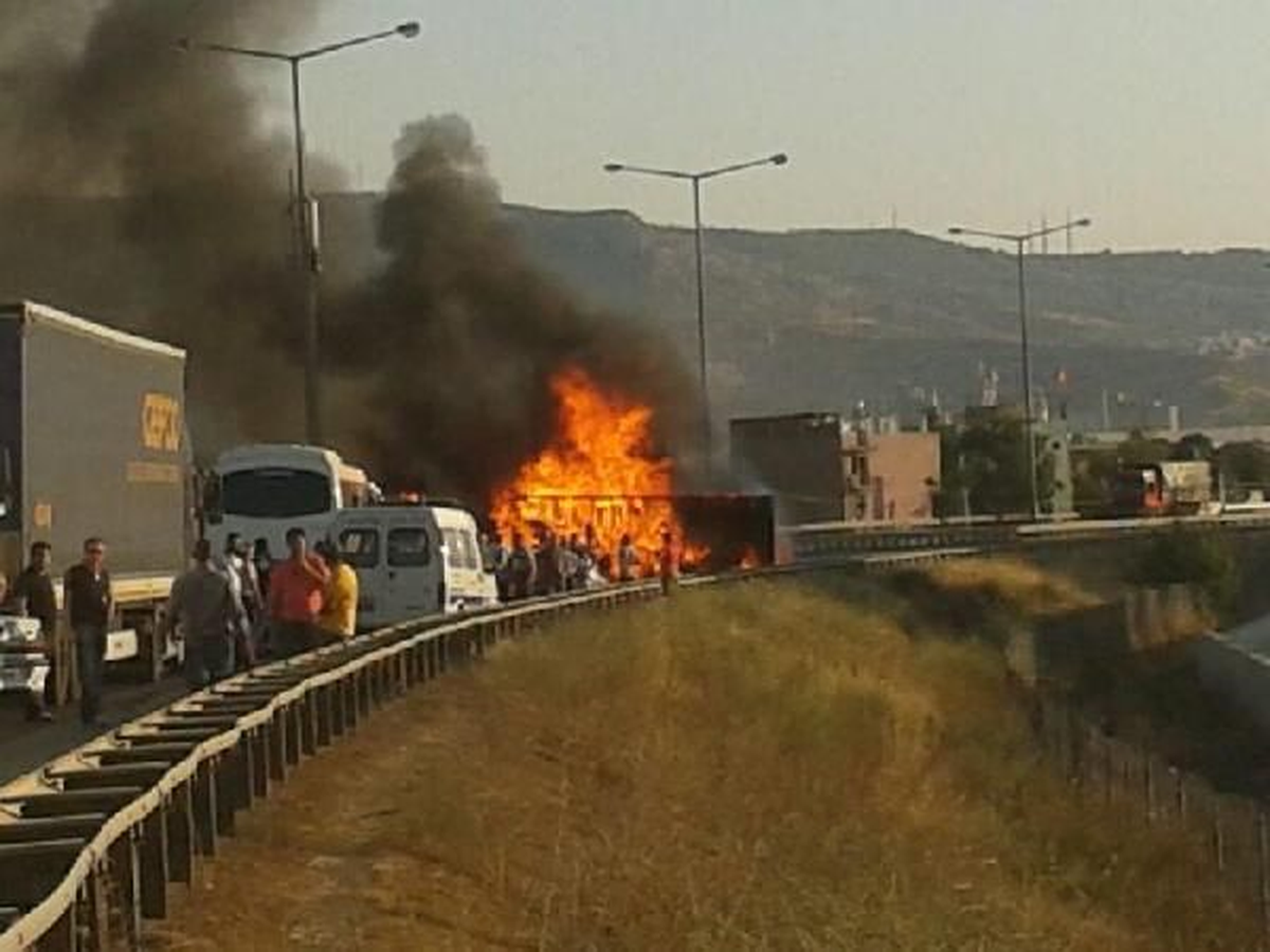 Otoyolda Devrilen Tır Alev Alev Yandı