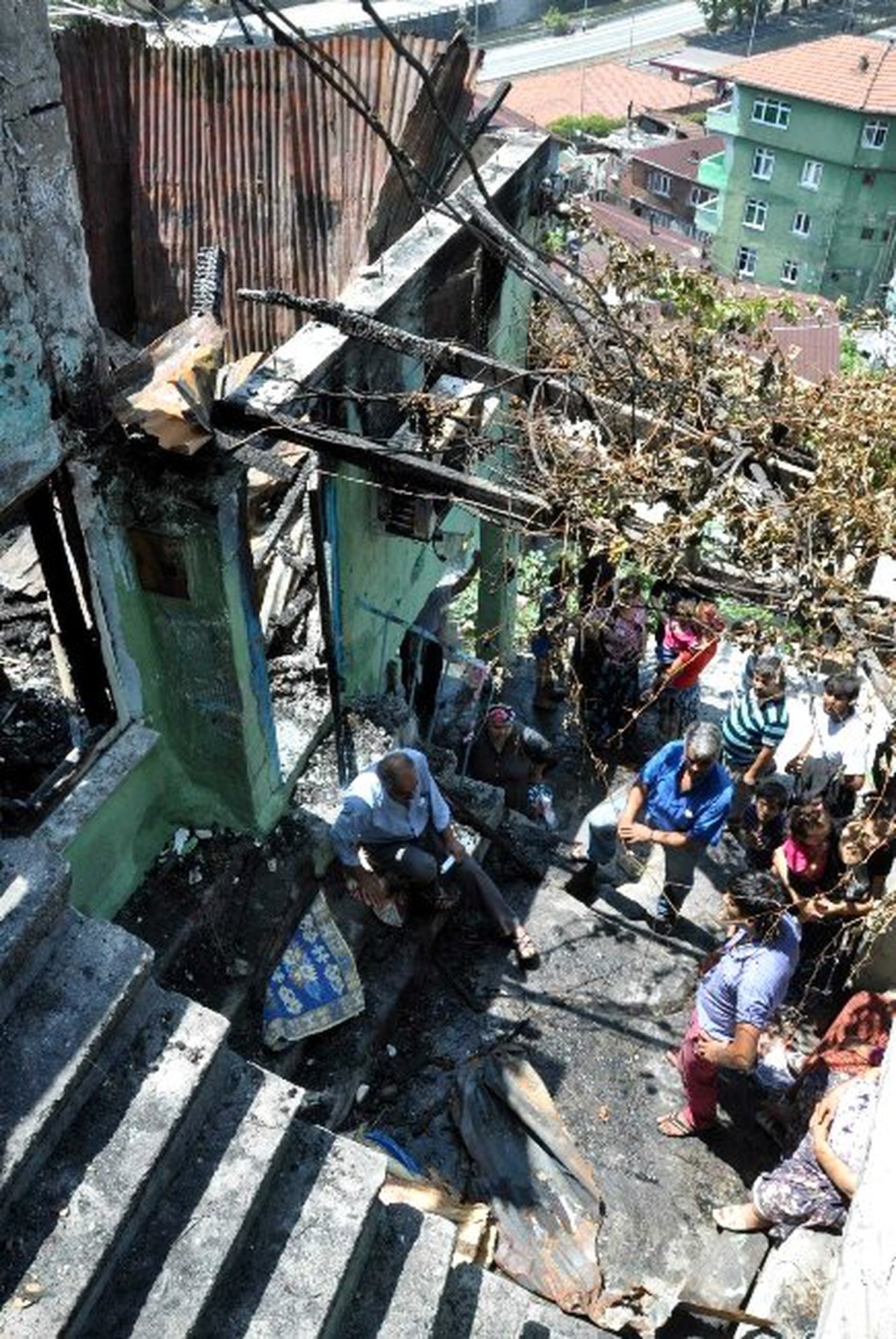 Azra, Doğacak Kardeşleriyle Sokakta Kaldı