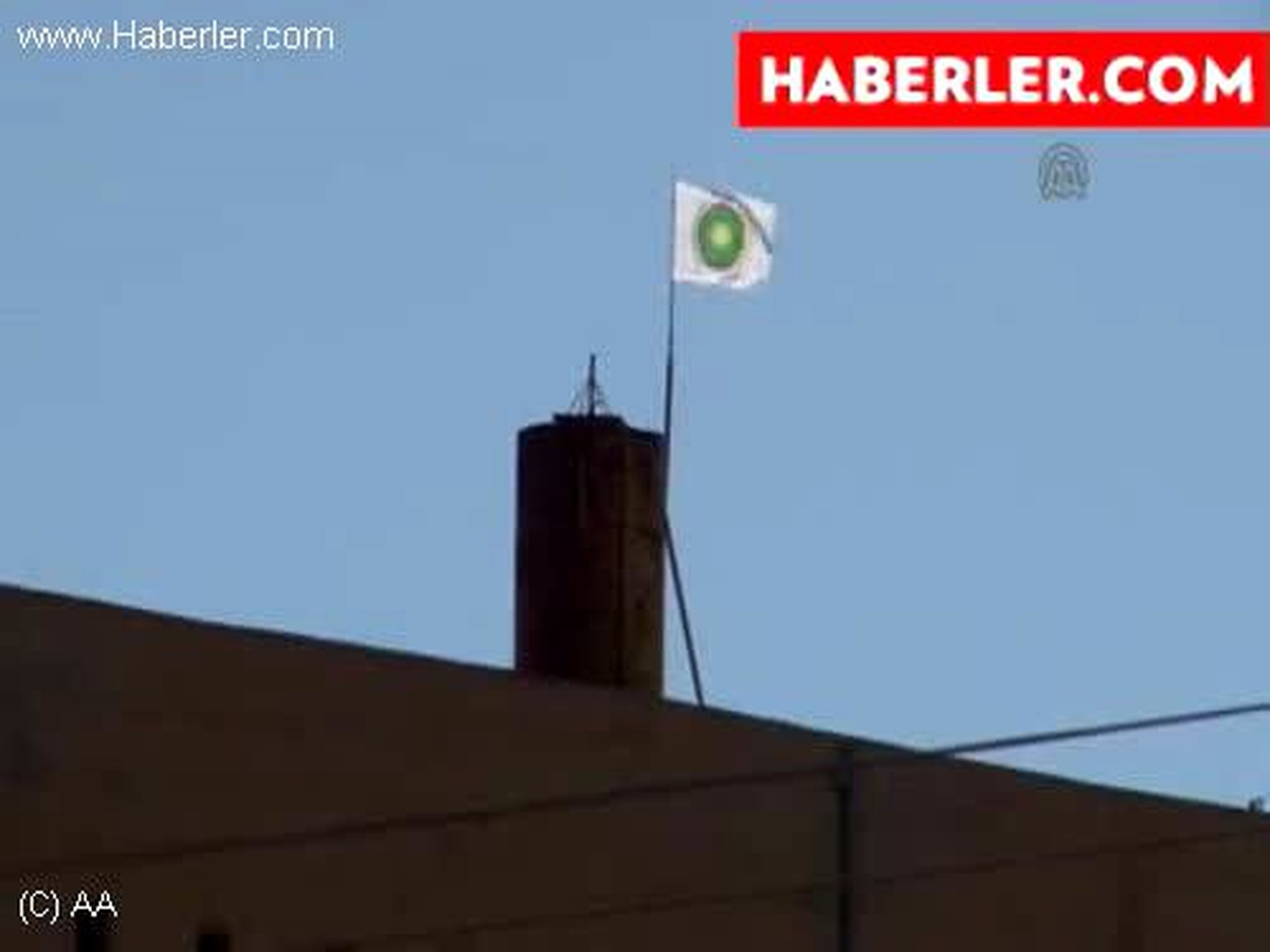 PYD\'ye ait olduğu öne sürülen bayrak indirildi