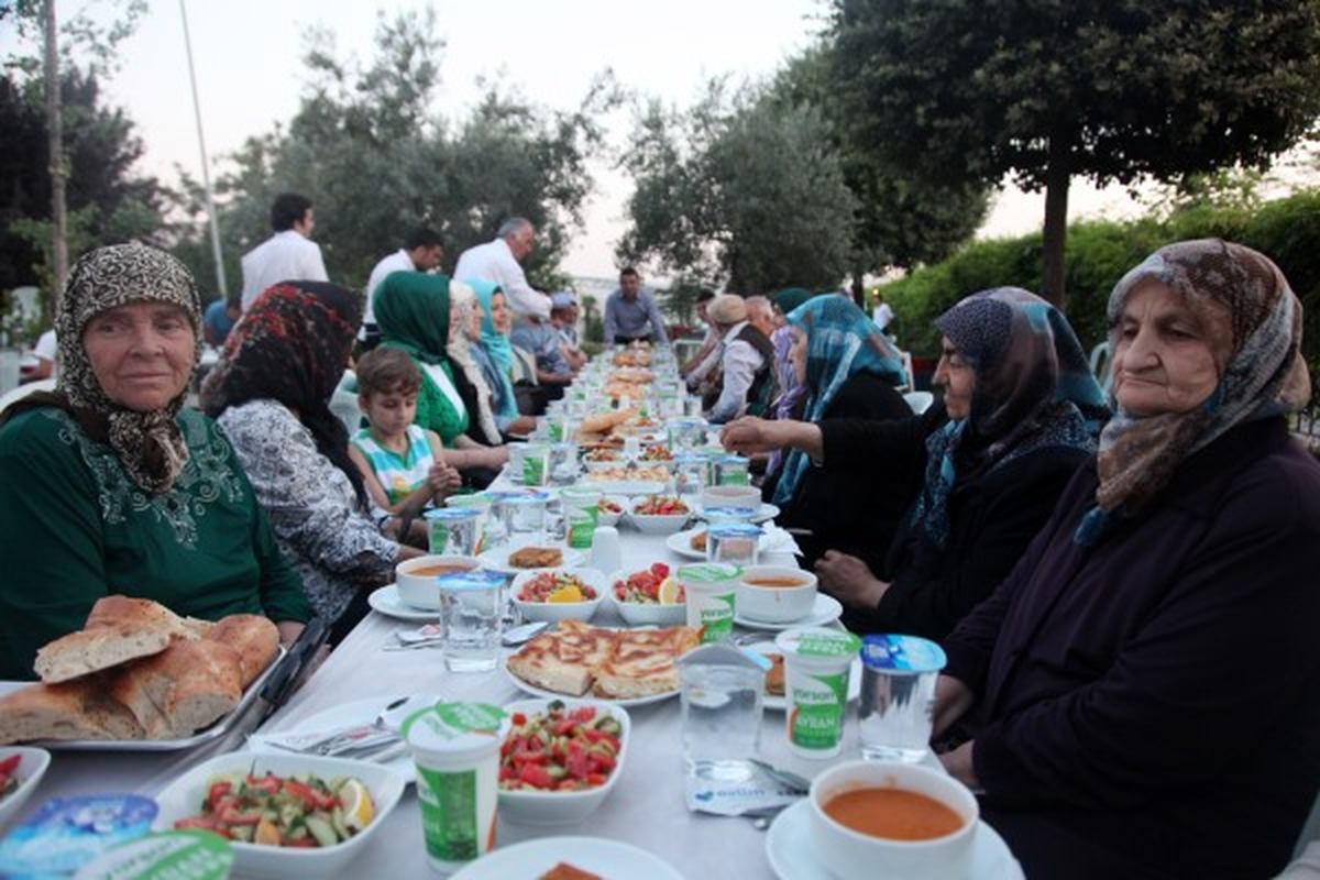 Ramazan Bereketi Yaşlıları Buluşturdu