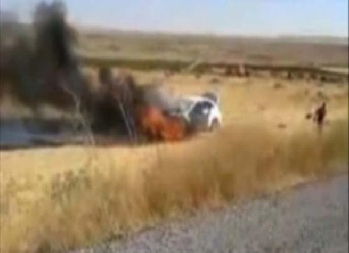 Siverek\'te Devrilen Otomobil Alev Aldı