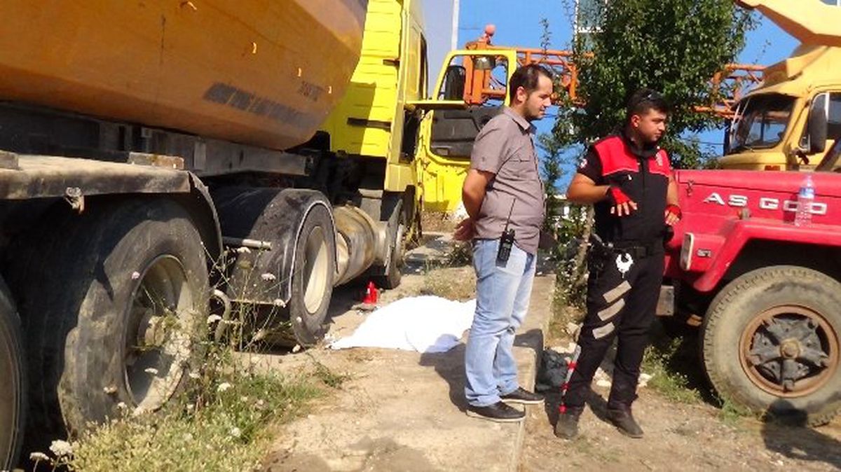 Tamir Etmek İstediği Kamyonunun Altında Can Verdi