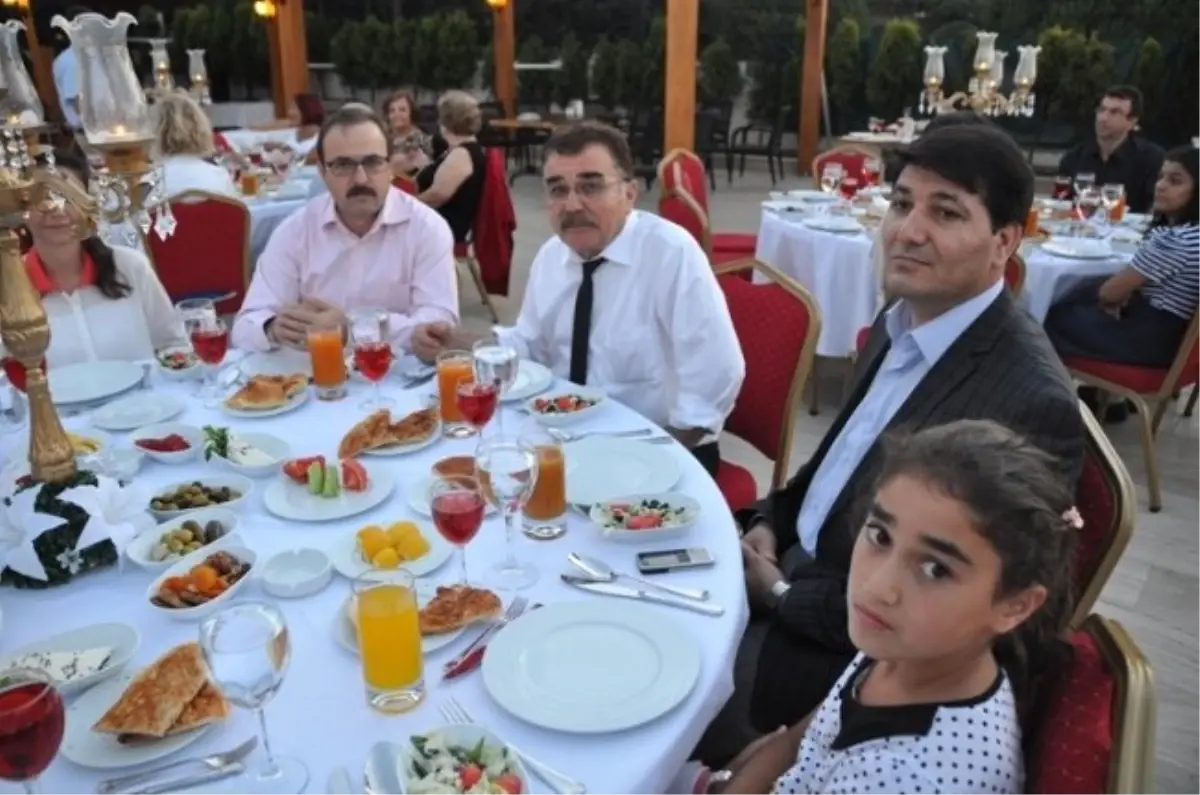 Tekirdağ Ramada Otel\'den Yaşlı ve Çocuklara İftar