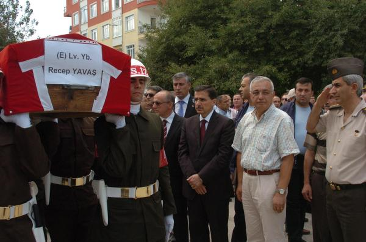 Tören Birliğindeki Askerlerin Ayakkabılarını Boyadılar