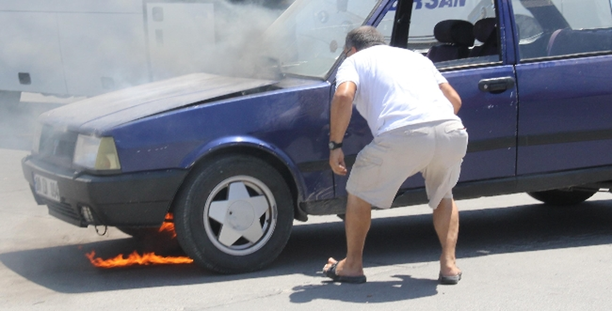 Yanan Otomobilini Üfleyerek Söndürmeye Çalıştı