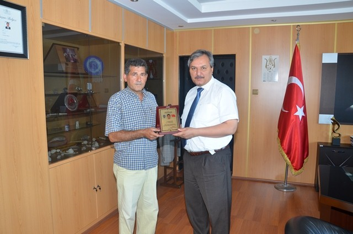 Yılmaz Emekli Olan Personele Plaket Verdi