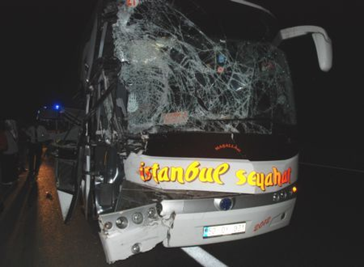 Yolcu Otobüsü Tankere Çarptı: 21 Yaralı