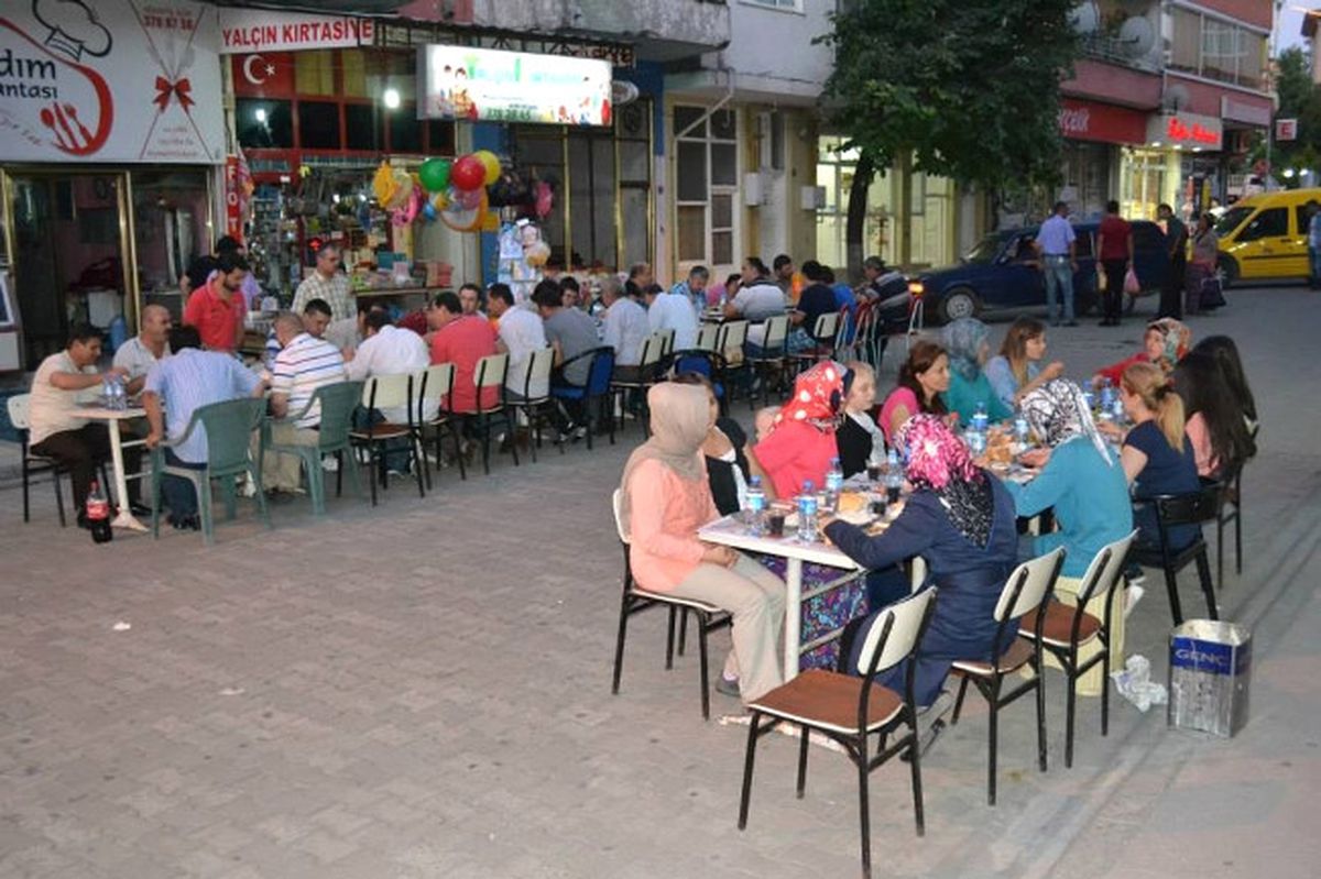 Alaplı\'da Esnaflardan Geleneksel İftar Yemeği
