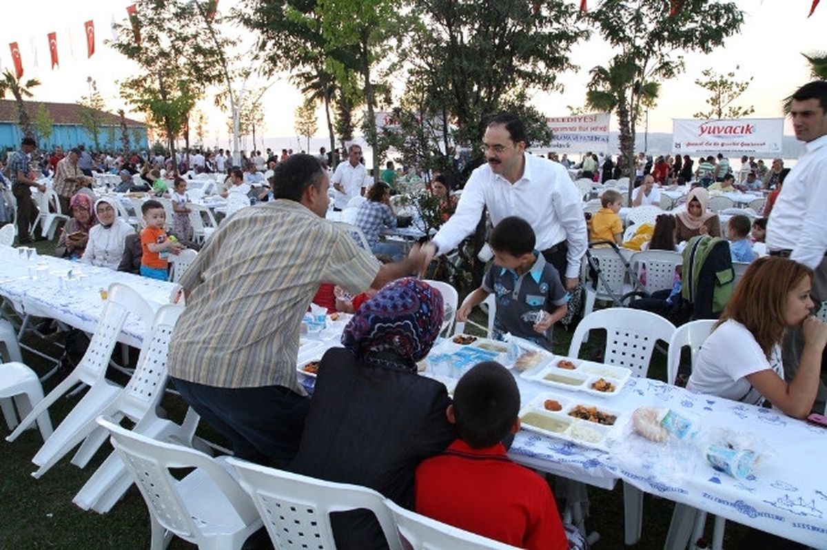Başiskele\'de Ramazan Akşamlarına Çocuklar Renk Katıyor