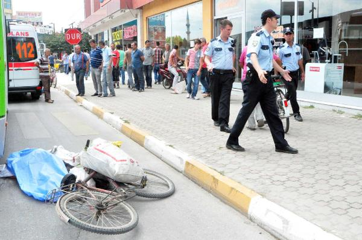 Bisikletiyle Giderken Otobüs Çarptı (2)