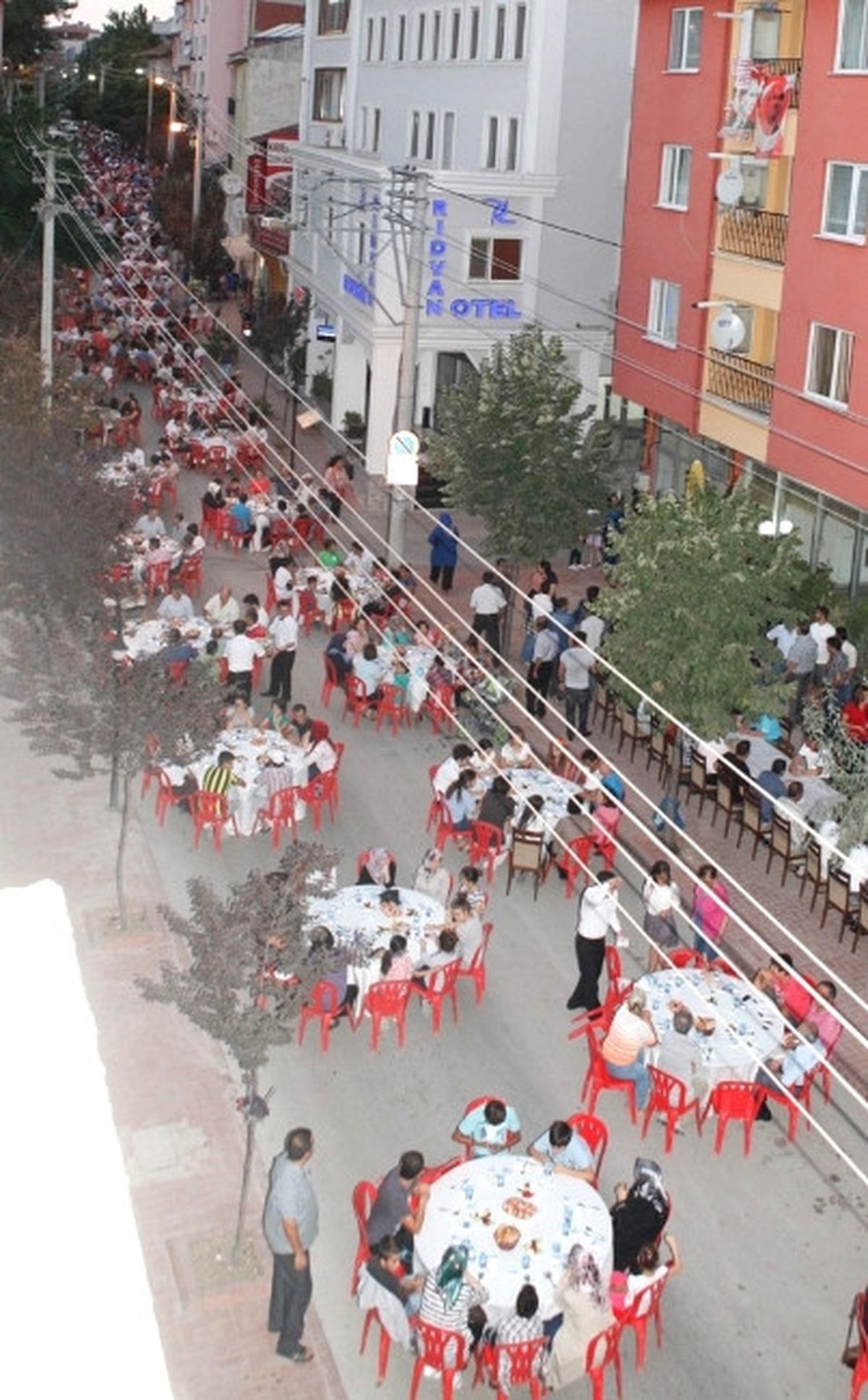 Caddede İftar