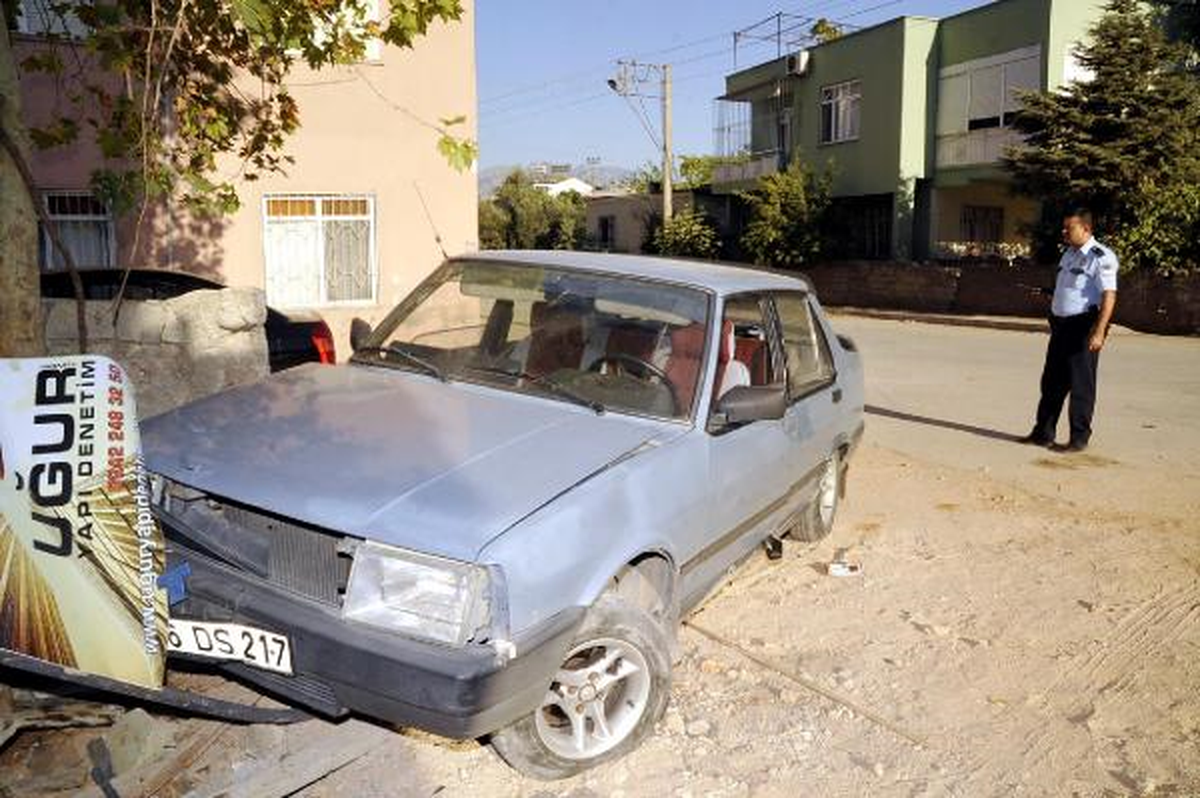 Çaldıkları Otomobille Kaçarken Kaza Yaptılar