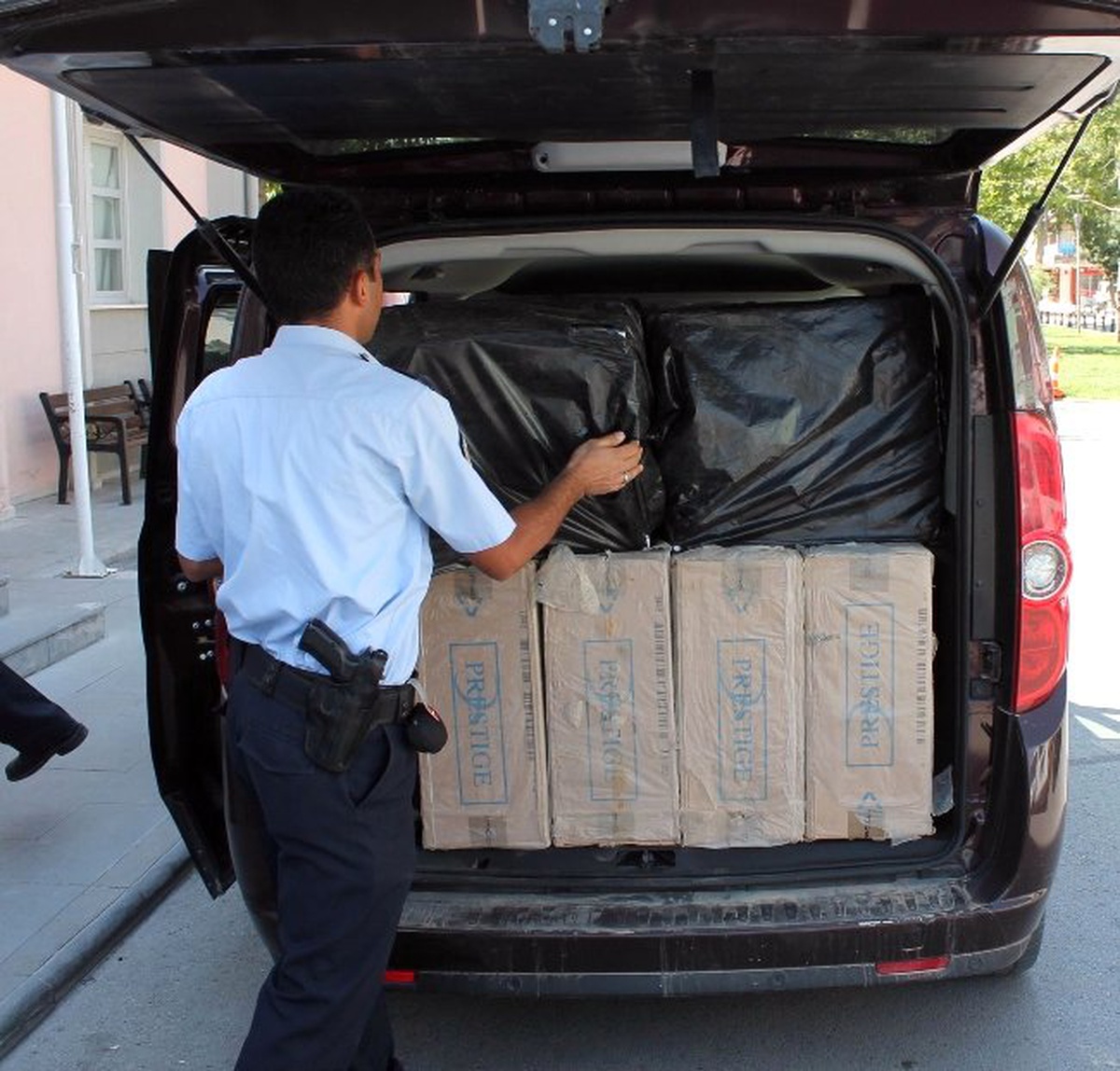 Konya Polisi 15 Bin Paket Kaçak Sigara Ele Geçirdi