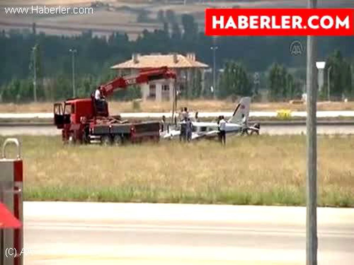 Eğitim uçağı gövde üzerine iniş yaptı