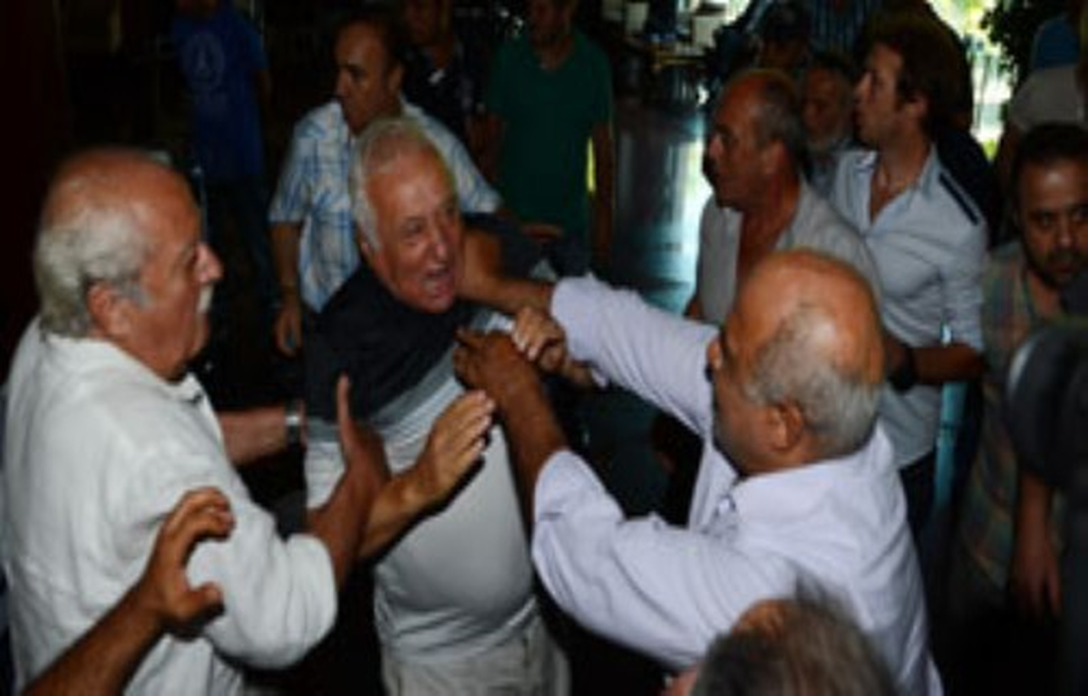 Fenerbahçe Olağan Genel Kurul Toplantısı\'nda Kavga