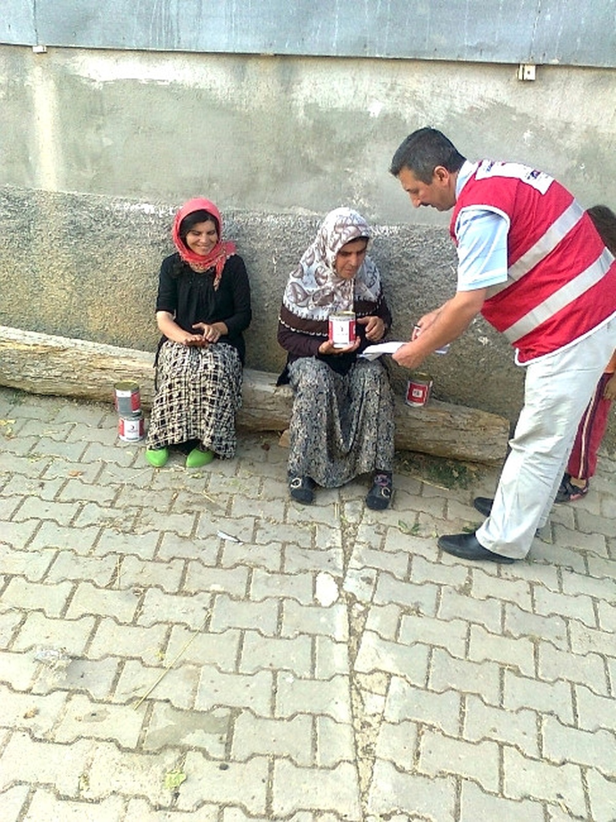 Hisarcık\'ta Kızılay Kıyma ve Kavurma Konservesi Dağıttı