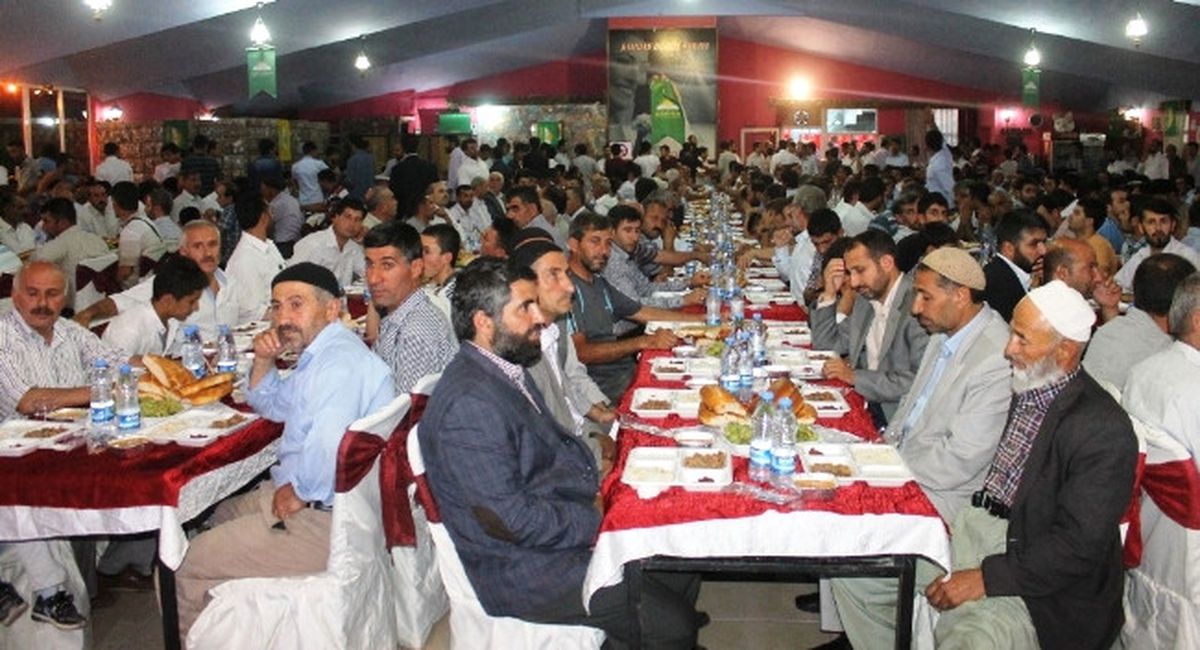 Hüda Par\'dan İftar Yemeği